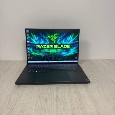 Ігровий ноутбук Б-клас Razer Blade 16 RZ09-0483 / 16" (2560x1600) MiniLED / Intel Core i9-13950HX (24 (32) ядра по 2.2 - 5.5 GHz) / 16 GB DDR5 / 1000 GB SSD NVMe / nVidia GeForce RTX 4090, 16 GB GDDR6, 256-bit / WebCam