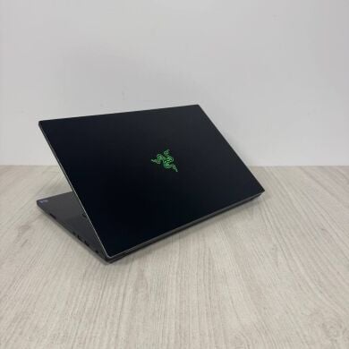 Ігровий ноутбук Б-клас Razer Blade 16 RZ09-0483 / 16" (2560x1600) MiniLED / Intel Core i9-13950HX (24 (32) ядра по 2.2 - 5.5 GHz) / 16 GB DDR5 / 1000 GB SSD NVMe / nVidia GeForce RTX 4090, 16 GB GDDR6, 256-bit / WebCam