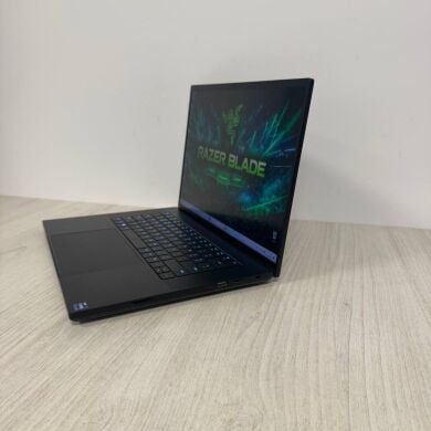 Ігровий ноутбук Б-клас Razer Blade 16 RZ09-0483 / 16" (2560x1600) MiniLED / Intel Core i9-13950HX (24 (32) ядра по 2.2 - 5.5 GHz) / 16 GB DDR5 / 1000 GB SSD NVMe / nVidia GeForce RTX 4090, 16 GB GDDR6, 256-bit / WebCam