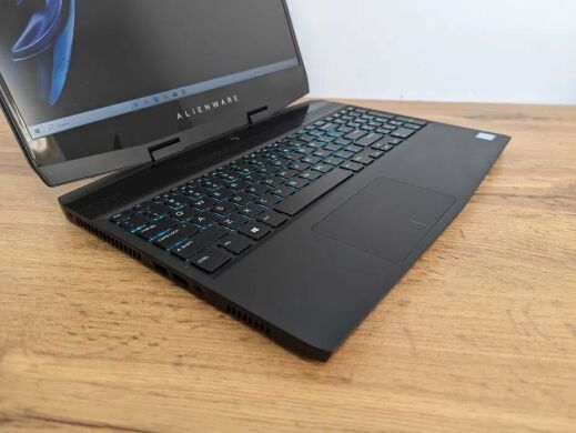 Игровой ноутбук Dell Alienware M15 / 15.6" (3840x2160) IPS / Intel Core i7-8750H (6 (12) ядер по 2.2 - 4.1 GHz) / 32 GB DDR4 / 512 GB SSD / nVidia GeForce RTX 2070 Max-Q, 8 GB GDDR6, 256-bit / WebCam