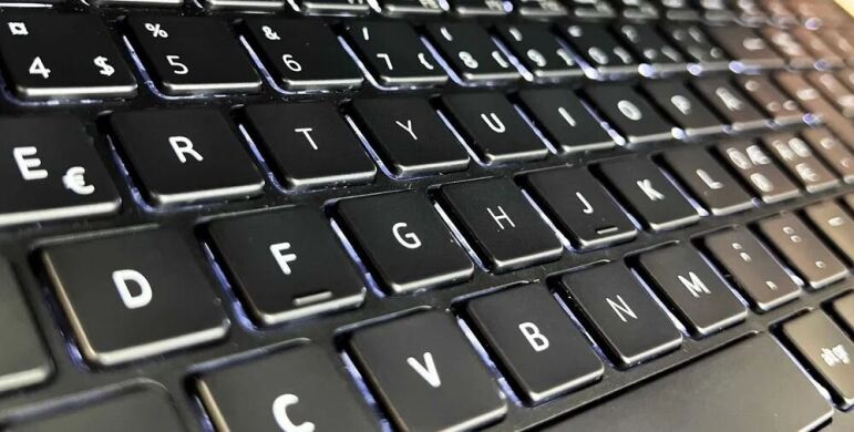 Мобільна робоча станція Dell Precision 7550 / 15.6" (1920x1080) IPS / Intel Core i7-10875H (8 (16) ядер по 2.3 - 5.1 GHz) / 32 GB DDR4 / 1000 GB SSD M.2 / nVidia Quadro RTX 4000, 8 GB GDDR6, 256-bit / WebCam + бездротова миша Мобільна робоча станція Dell Precision 7550 / 15.6" (1920x1080) IPS / Intel Core i7-10875H (8 (16) ядер по 2.3 - 5.1 GHz) / 32 GB DDR4 / 1000 GB SSD M.2 / nVidia Quadro RTX 4000, 8 GB GDDR6, 256-bit / WebCam + бездротова миша