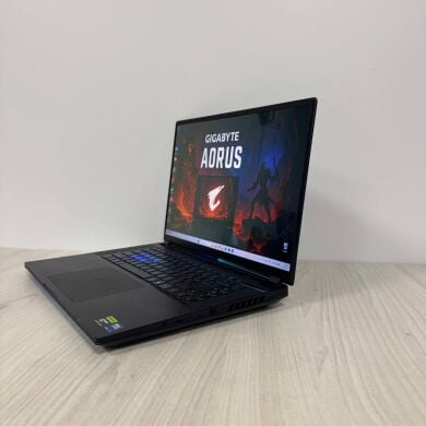 Игровой ноутбук Б-класс Gigabyte Aorus Master 16 BZH / 16" (2560x1600) IPS / Intel Core Ultra 9 275HX (24 ядра по 2.1 - 5.4 GHz) / 32 GB DDR5 / 2000 GB SSD NVMe / nVidia GeForce RTX 5090, 24 GB GDDR7, 256-bit / WebCam