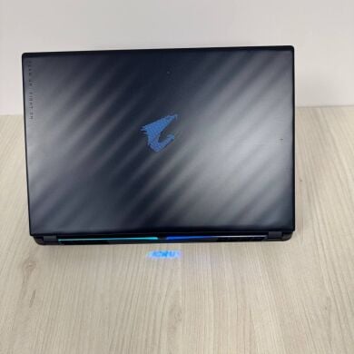 Игровой ноутбук Б-класс Gigabyte Aorus Master 16 BZH / 16" (2560x1600) IPS / Intel Core Ultra 9 275HX (24 ядра по 2.1 - 5.4 GHz) / 32 GB DDR5 / 2000 GB SSD NVMe / nVidia GeForce RTX 5090, 24 GB GDDR7, 256-bit / WebCam