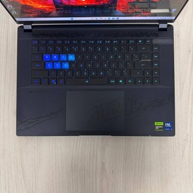 Игровой ноутбук Б-класс Gigabyte Aorus Master 16 BZH / 16" (2560x1600) IPS / Intel Core Ultra 9 275HX (24 ядра по 2.1 - 5.4 GHz) / 32 GB DDR5 / 2000 GB SSD NVMe / nVidia GeForce RTX 5090, 24 GB GDDR7, 256-bit / WebCam