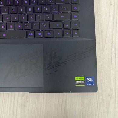Игровой ноутбук Б-класс Gigabyte Aorus Master 16 BZH / 16" (2560x1600) IPS / Intel Core Ultra 9 275HX (24 ядра по 2.1 - 5.4 GHz) / 32 GB DDR5 / 2000 GB SSD NVMe / nVidia GeForce RTX 5090, 24 GB GDDR7, 256-bit / WebCam