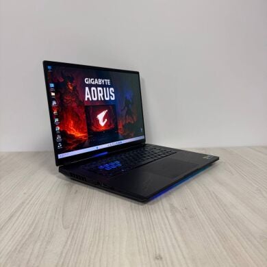 Игровой ноутбук Б-класс Gigabyte Aorus Master 16 BZH / 16" (2560x1600) IPS / Intel Core Ultra 9 275HX (24 ядра по 2.1 - 5.4 GHz) / 32 GB DDR5 / 2000 GB SSD NVMe / nVidia GeForce RTX 5090, 24 GB GDDR7, 256-bit / WebCam