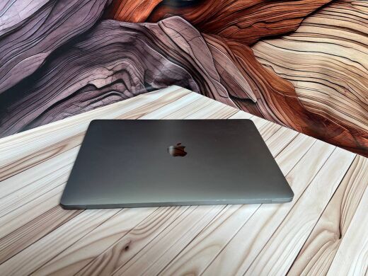 Ультрабук Б-клас Apple MacBook Pro A1989 2018 / 13.3" (2560x1600) IPS / Intel Core i7-8559U (4 (8) ядра по 2.7 - 4.5 GHz) / 16 GB DDR3 / 500 GB SSD / Intel Iris Plus Graphics 655 / WebCam / MacOS