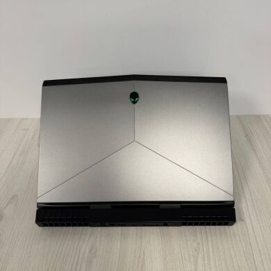 Ігровий ноутбук Б-клас Dell Alienware 15 R3 / 15.6" (1920x1080) IPS / Intel Core i5-6300HQ (4 ядра по 2.3 - 3.2 GHz) / 16 GB DDR4 / 256 GB SSD NVMe / nVidia GeForce GTX 1060, 6 GB GDDR5, 192-bit / WebCam