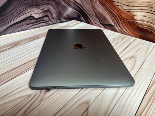 Ультрабук Б-клас Apple MacBook Pro A1989 2018 / 13.3" (2560x1600) IPS / Intel Core i7-8559U (4 (8) ядра по 2.7 - 4.5 GHz) / 16 GB DDR3 / 500 GB SSD / Intel Iris Plus Graphics 655 / WebCam / MacOS