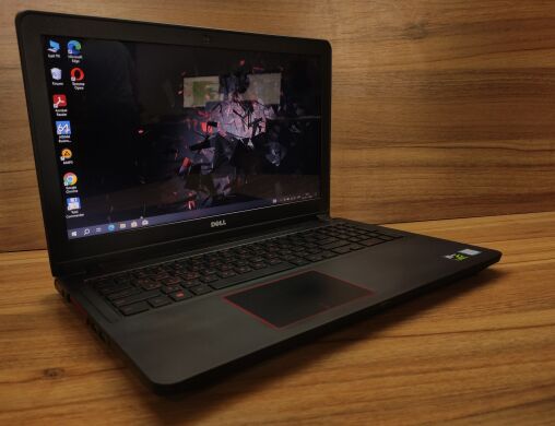 Ігровий ноутбук Б-клас Dell Inspirion 15 5577 / 15.6" (1366x768) TN / Intel Core i5-7300HQ (4 ядра по 2.5 - 3.5 GHz) / 16 GB DDR4 / 256 GB SSD + 1000 GB HDD / nVidia Geforce GTX 1050, 2 GB GDDR5, 128-bit / WebCam / Windows 10