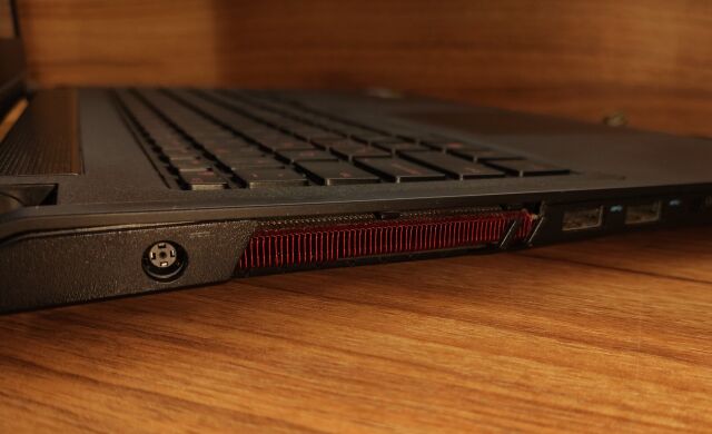 Ігровий ноутбук Б-клас Dell Inspirion 15 5577 / 15.6" (1366x768) TN / Intel Core i5-7300HQ (4 ядра по 2.5 - 3.5 GHz) / 16 GB DDR4 / 256 GB SSD + 1000 GB HDD / nVidia Geforce GTX 1050, 2 GB GDDR5, 128-bit / WebCam / Windows 10