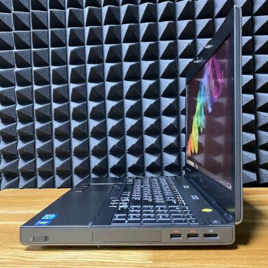 Мобільна робоча станція Б-клас Dell Precision M4700 / 15.6" (1366x768) TN / Intel Core i7-2820QM (4 (8) ядра по 2.3 - 3.4 GHz) / 24 GB DDR3 / 128 GB SSD / AMD Radeon HD 6700M, 1 GB GDDR5, 64-bit / WebCam