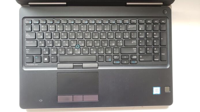 Мобильная рабочая станция Б-класс Dell Precision 7520 / 15.6" (1920x1080) IPS / Intel Core i7-6820HQ (4 (8) ядра по 2.7 - 3.6 GHz) / 32 GB DDR4 / 512 GB SSD + 500 GB HDD / nVidia Quadro M2200, 4 GB GDDR5, 128-bit / WebCam