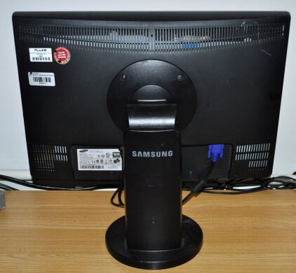 Монитор Б-класс Samsung SyncMaster 2243WM / 22" (1680x1050) TN / VGA, DVI / Встроенные колонки 1x 1W / VESA 100x100 + Кабели (VGA и питания) в комплекте