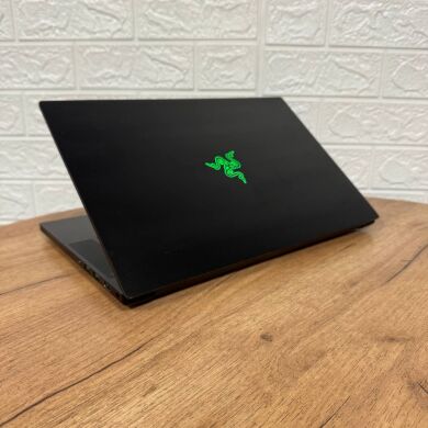 Игровой ноутбук Б-класс Razer Blade 15 RZ09-0328 / 15.6" (3840x2160) IPS / Intel Core i7-10750H (6 (12) ядер по 2.6 - 5.0 GHz) / 32 GB DDR4 / 512 GB SSD NVMe / nVidia GeForce RTX 2070 Max-Q, 8 GB GDDR6, 256-bit / WebCam Игровой ноутбук Б-класс Razer Blade 15 RZ09-0328 / 15.6" (3840x2160) IPS / Intel Core i7-10750H (6 (12) ядер по 2.6 - 5.0 GHz) / 32 GB DDR4 / 512 GB SSD NVMe / nVidia GeForce RTX 2070 Max-Q, 8 GB GDDR6, 256-bit / WebCam