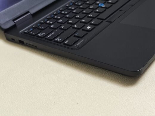Ноутбук Dell Inspiron 17 5767 / 17.3" (1600x900) TN / Intel Core i5-7200U (2 (4) ядра по 2.5 - 3.1 GHz) / 8 GB DDR4 / 256 GB SSD / Intel HD Graphics 620 / WebCam Ноутбук Dell Inspiron 17 5767 / 17.3" (1600x900) TN / Intel Core i5-7200U (2 (4) ядра по 2.5 - 3.1 GHz) / 8 GB DDR4 / 256 GB SSD / Intel HD Graphics 620 / WebCam