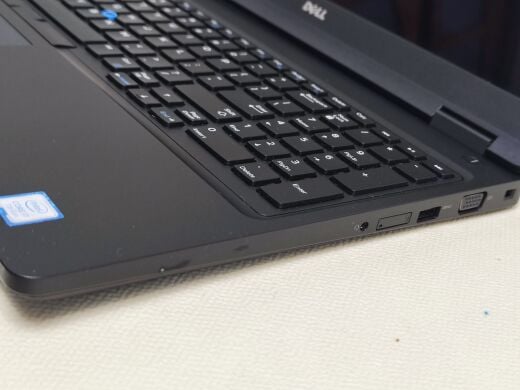 Ноутбук Dell Inspiron 17 5767 / 17.3" (1600x900) TN / Intel Core i5-7200U (2 (4) ядра по 2.5 - 3.1 GHz) / 8 GB DDR4 / 256 GB SSD / Intel HD Graphics 620 / WebCam Ноутбук Dell Inspiron 17 5767 / 17.3" (1600x900) TN / Intel Core i5-7200U (2 (4) ядра по 2.5 - 3.1 GHz) / 8 GB DDR4 / 256 GB SSD / Intel HD Graphics 620 / WebCam