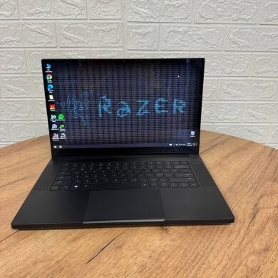 Игровой ноутбук Б-класс Razer Blade 15 RZ09-0328 / 15.6" (3840x2160) IPS / Intel Core i7-10750H (6 (12) ядер по 2.6 - 5.0 GHz) / 32 GB DDR4 / 512 GB SSD NVMe / nVidia GeForce RTX 2070 Max-Q, 8 GB GDDR6, 256-bit / WebCam Игровой ноутбук Б-класс Razer Blade 15 RZ09-0328 / 15.6" (3840x2160) IPS / Intel Core i7-10750H (6 (12) ядер по 2.6 - 5.0 GHz) / 32 GB DDR4 / 512 GB SSD NVMe / nVidia GeForce RTX 2070 Max-Q, 8 GB GDDR6, 256-bit / WebCam