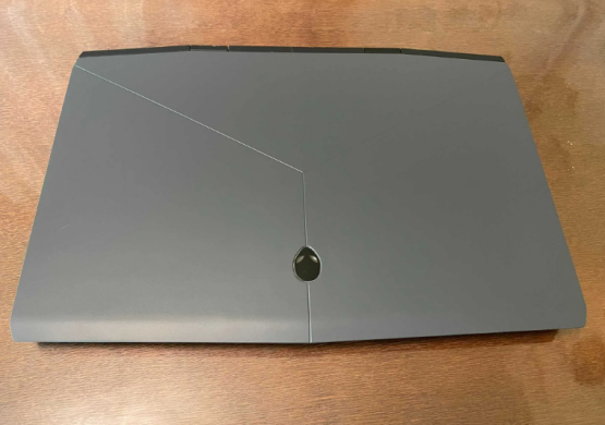 Игровой ноутбук Dell Alienware M17 / 17.3" (1920x1080) IPS / Intel Core i7-8750H (6 (12) ядер по 2.2 - 4.1 GHz) / 16 GB DDR4 / 512 GB SSD / nVidia GeForce RTX 2070, 8 GB GDDR6, 256-bit / WebCam