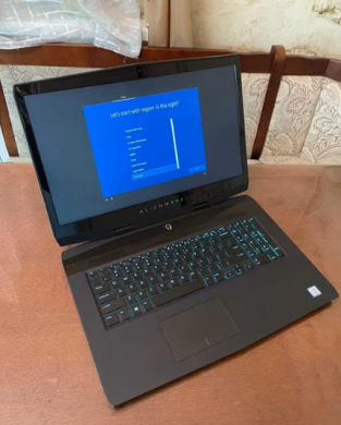 Игровой ноутбук Dell Alienware M17 / 17.3" (1920x1080) IPS / Intel Core i7-8750H (6 (12) ядер по 2.2 - 4.1 GHz) / 16 GB DDR4 / 512 GB SSD / nVidia GeForce RTX 2070, 8 GB GDDR6, 256-bit / WebCam