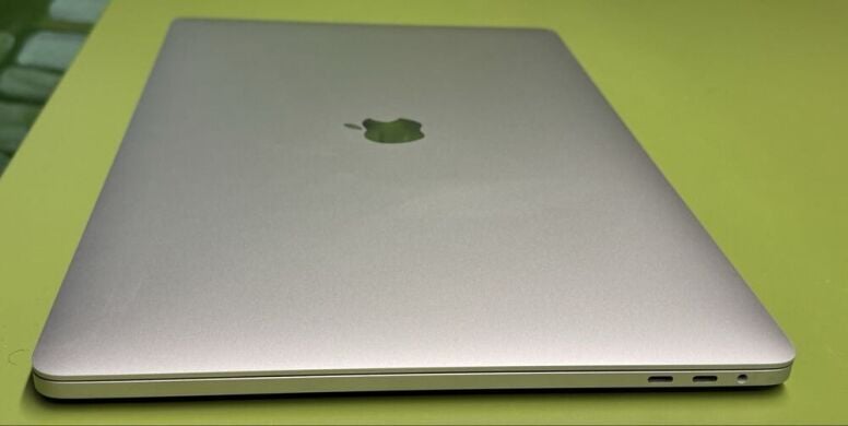 Ультрабук Apple MacBook Pro 16 (2019) / 16" (3072x1920) IPS / Intel Core i7-9750H (6 (12) ядер по 2.6 - 4.5 GHz) / 16 GB DDR4 / 500 GB SSD / AMD Radeon Pro 5300M, 4 GB GDDR6, 128-bit / WebCam / True Tone / Touch ID / Silver