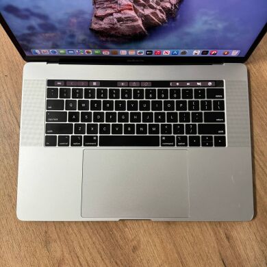 Ноутбук Apple MacBook Pro A1990 2018 / 15.4" (2880x1800) IPS / Intel Core i9-8950HK (6 (12) ядер по 2.9 - 4.8 GHz) / 32 GB DDR4 / 500 GB SSD / AMD Radeon Pro 555X, 4 GB GDDR5, 128-bit / WebCam