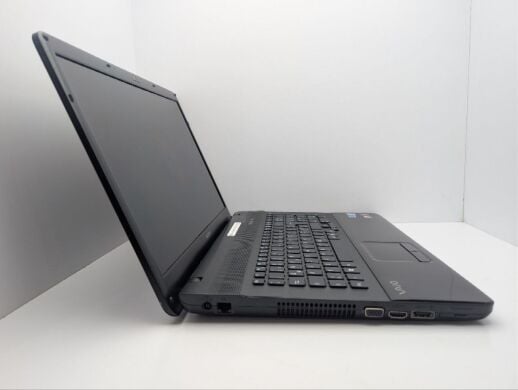 Ноутбук Sony VPC EC3E9E / 17.3" (1600x900) TN / Intel Core i3-370M (2 (4) ядра по 2.4 GHz) / 6 GB DDR3 / 1000 GB HDD / AMD Radeon HD 5470, 512 MB GDDR5, 64-bit / WebCam / DVD-ROM