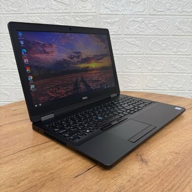 Мобільна робоча станція Б-клас Dell Precision 3510 / 15.6" (1920x1080) IPS / Intel Core i7-6820HQ (4 (8) ядра по 2.7 - 3.6 GHz) / 8 GB DDR4 / 256 GB SSD / AMD FirePro W5130M, 2 GB GDDR5, 128-bit / WebCam