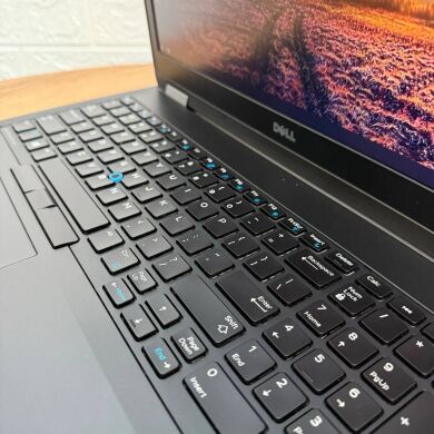 Мобільна робоча станція Б-клас Dell Precision 3510 / 15.6" (1920x1080) IPS / Intel Core i7-6820HQ (4 (8) ядра по 2.7 - 3.6 GHz) / 8 GB DDR4 / 256 GB SSD / AMD FirePro W5130M, 2 GB GDDR5, 128-bit / WebCam