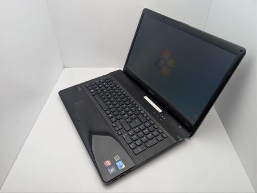 Ноутбук Sony VPC EC3E9E / 17.3" (1600x900) TN / Intel Core i3-370M (2 (4) ядра по 2.4 GHz) / 6 GB DDR3 / 1000 GB HDD / AMD Radeon HD 5470, 512 MB GDDR5, 64-bit / WebCam / DVD-ROM