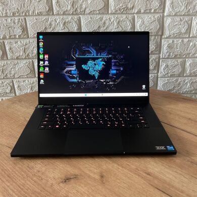 Ігровий ноутбук Razer Blade 15 RZ09-0409 / 15.6" (2560x1440) IPS / Intel Core i7-11800H (8 (16) ядер по 2.3 - 4.6 GHz) / 32 GB DDR4 / 1000 GB SSD / nVidia GeForce RTX 3080, 8 GB GDDR6, 256-bit / WebCam