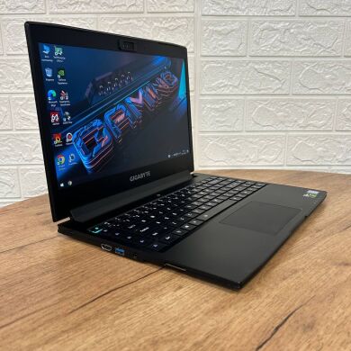 Игровой ультрабук Б-класс Gigabyte Aero 14 / 14" (2560x1440) IPS / Intel Core i7-7700HQ (4 (8) ядра по 2.8 - 3.8 GHz) / 16 GB DDR4 / 512 GB SSD / nVidia GeForce GTX 1060, 6 GB GDDR5, 192-bit / WebCam