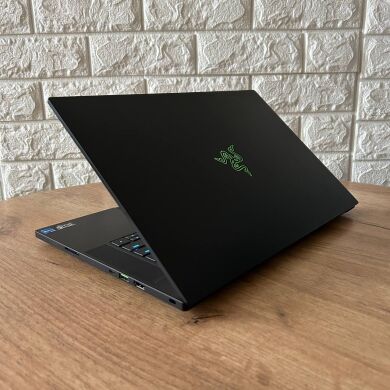 Ігровий ноутбук Razer Blade 15 RZ09-0409 / 15.6" (2560x1440) IPS / Intel Core i7-11800H (8 (16) ядер по 2.3 - 4.6 GHz) / 32 GB DDR4 / 1000 GB SSD / nVidia GeForce RTX 3080, 8 GB GDDR6, 256-bit / WebCam