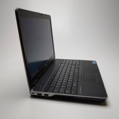 Мобільна робоча станція Dell Precision M2800 / 15.6" (1920x1080) TN / Intel Core i5-4210M (2 (4) ядра по 2.6 - 3.2 GHz) / 8 GB DDR3 / 480 GB SSD / AMD FirePro W4170M, 2 GB GDDR5, 128-bit / WebCam / DVD-ROM / Win 10 Pro