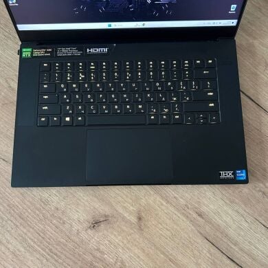 Ігровий ноутбук Razer Blade 15 RZ09-0409 / 15.6" (2560x1440) IPS / Intel Core i7-11800H (8 (16) ядер по 2.3 - 4.6 GHz) / 32 GB DDR4 / 1000 GB SSD / nVidia GeForce RTX 3080, 8 GB GDDR6, 256-bit / WebCam