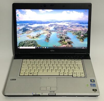 Мобільна робоча станція Б-клас Fujitsu Celsius H710 / 15.6" (1920x1080) TN / Intel Core i7-2640M (2 (4) ядра по 2.8 - 3.5 GHz) / 8 GB DDR3 / 500 GB HDD / nVidia Quadro 1000M, 2 GB GDDR3, 128-bit / WebCam