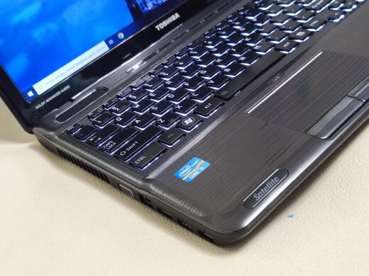 Ноутбук Toshiba Satellite P755 / 15.6" (1366x768) TN / Intel Core i5-2410M (2 (4) ядро по 2.3 - 2.9 GHz) / 8 GB DDR3 / 180 GB SSD / Intel HD Graphics 3000 / WebCam / DVD-ROM