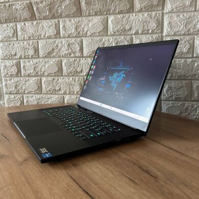 Ігровий ноутбук Razer Blade 15 RZ09-0409 / 15.6" (2560x1440) IPS / Intel Core i7-11800H (8 (16) ядер по 2.3 - 4.6 GHz) / 32 GB DDR4 / 1000 GB SSD / nVidia GeForce RTX 3080, 8 GB GDDR6, 256-bit / WebCam