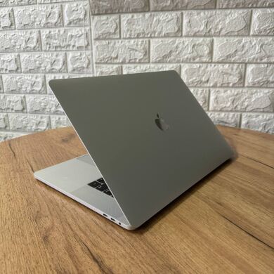 Ноутбук Apple MacBook Pro A1990 2018 / 15.4" (2880x1800) IPS / Intel Core i9-8950HK (6 (12) ядер по 2.9 - 4.8 GHz) / 32 GB DDR4 / 500 GB SSD / AMD Radeon Pro 555X, 4 GB GDDR5, 128-bit / WebCam