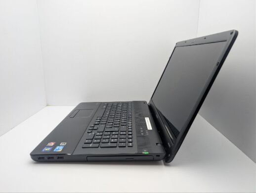 Ноутбук Sony VPC EC3E9E / 17.3" (1600x900) TN / Intel Core i3-370M (2 (4) ядра по 2.4 GHz) / 6 GB DDR3 / 1000 GB HDD / AMD Radeon HD 5470, 512 MB GDDR5, 64-bit / WebCam / DVD-ROM
