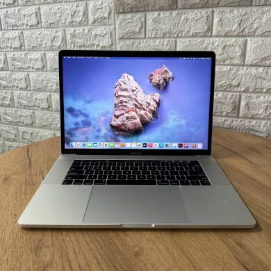 Ноутбук Apple MacBook Pro A1990 2018 / 15.4" (2880x1800) IPS / Intel Core i9-8950HK (6 (12) ядер по 2.9 - 4.8 GHz) / 32 GB DDR4 / 500 GB SSD / AMD Radeon Pro 555X, 4 GB GDDR5, 128-bit / WebCam