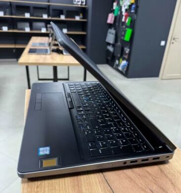 Мобільна робоча станція Dell Precision 7510 / 15.6" (1920x1080) IPS / Intel Core i7-6820HQ (4 (8) ядра по 2.7 - 3.6 GHz) / 16 GB DDR4 / 1000 GB SSD / nVidia Quadro M2000M, 4 GB GDDR5, 128-bit / WebCam / Win 10 Pro