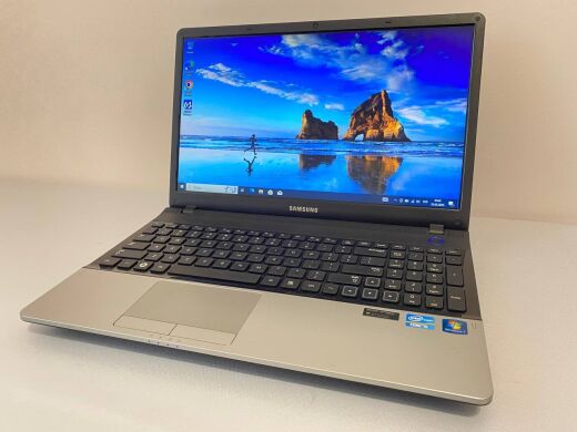 Ноутбук Б-клас Samsung NP300E5A / 15.6" (1366x768) TN / Intel Core i5-2430M (2 (4) ядра по 2.4 - 3.0 GHz) / 8 GB DDR3 / 240 GB SSD / nVidia GeForce GT 520MX, 1 GB GDDR3, 64-bit / WebCam / DVD-ROM