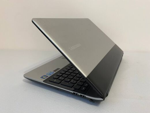 Ноутбук Б-клас Samsung NP300E5A / 15.6" (1366x768) TN / Intel Core i5-2430M (2 (4) ядра по 2.4 - 3.0 GHz) / 8 GB DDR3 / 240 GB SSD / nVidia GeForce GT 520MX, 1 GB GDDR3, 64-bit / WebCam / DVD-ROM