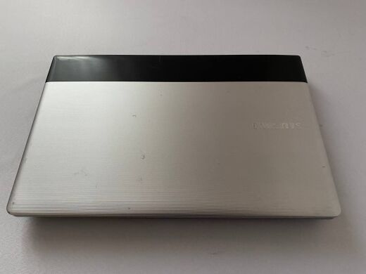 Ноутбук Б-клас Samsung NP300E5A / 15.6" (1366x768) TN / Intel Core i5-2430M (2 (4) ядра по 2.4 - 3.0 GHz) / 8 GB DDR3 / 240 GB SSD / nVidia GeForce GT 520MX, 1 GB GDDR3, 64-bit / WebCam / DVD-ROM