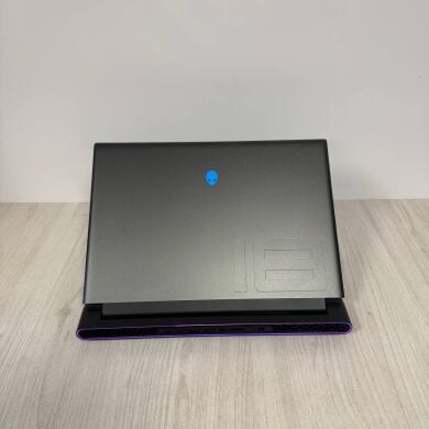 Ігровий ноутбук Dell Alienware m18 R1 / 18" (1920x1200) IPS / Intel Core i9-13900HX (24 (32) ядер по 2.2 - 5.4 GHz) / 32 GB DDR5 / 1000 GB SSD NVMe / nVidia GeForce RTX 4080, 12 GB GDDR6, 192-bit / WebCam