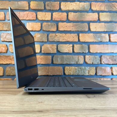 Мобільна робоча станція Б-клас HP ZBook 15v G5 / 15.6" (1920x1080) IPS / Intel Core i5-8300H (4 (8) ядра по 2.3 - 4.0 GHz) / 16 GB DDR4 / 256 GB SSD / nVidia Quadro P600, 4 GB GDDR5, 128-bit / WebCam / USB 3.0