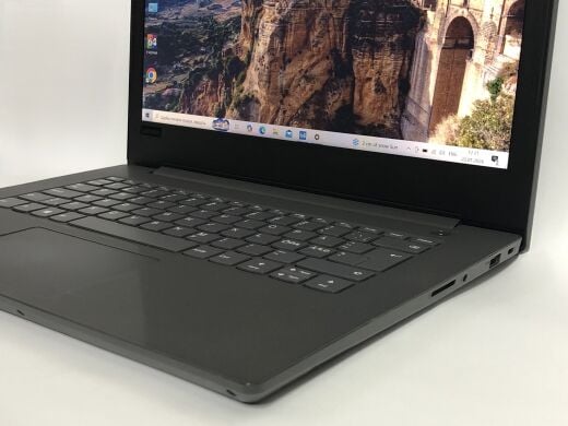 Ноутбук Lenovo V130-14IKB / 14" (1920x1080) TN / Intel Core i3-6006U (2 (4) ядра по 2.0 GHz) / 8 GB DDR4 / 120 GB SSD / Intel HD Graphics 520 / WebCam / Win 10 Home