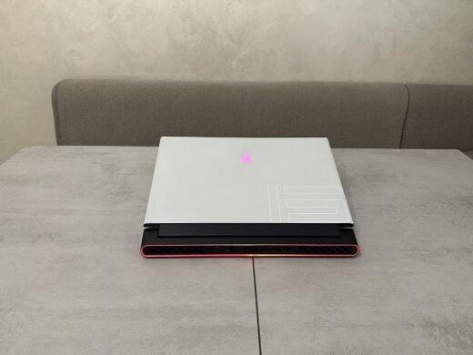Ігровий ноутбук Dell Alienware 15 R3 / 15.6" (3840x2160) OLED / Intel Core i9-10980HK (8 (16) ядер по 2.4 - 5.3 GHz) / 32 GB DDR4 / 512 GB SSD / nVidia GeForce RTX 2080 Super Max-Q, 8 GB GDDR6, 256-bit / WebCam