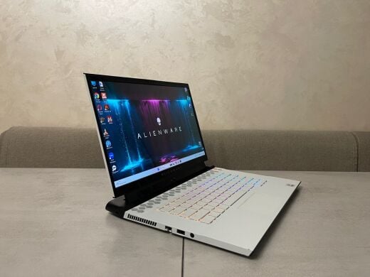 Ігровий ноутбук Dell Alienware 15 R3 / 15.6" (3840x2160) OLED / Intel Core i9-10980HK (8 (16) ядер по 2.4 - 5.3 GHz) / 32 GB DDR4 / 512 GB SSD / nVidia GeForce RTX 2080 Super Max-Q, 8 GB GDDR6, 256-bit / WebCam